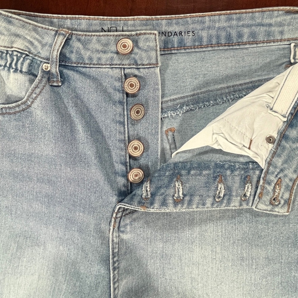 No Boundaries Womens High Rise Button Fly Mom Jeans Light Wash Blue Size 7 GUC